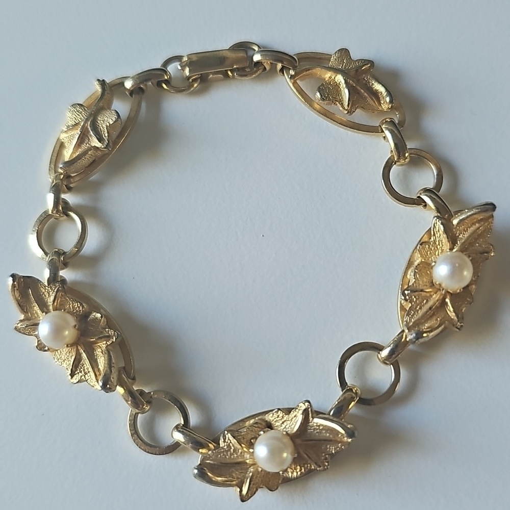 Vintage Gold-tone Link Bracelet  With Faux Pearls And Leaf Motiv